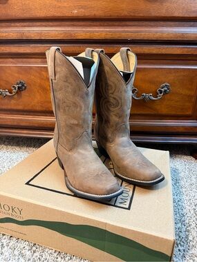 Smoky Mountain Women's Taupe Western Heeled Boots